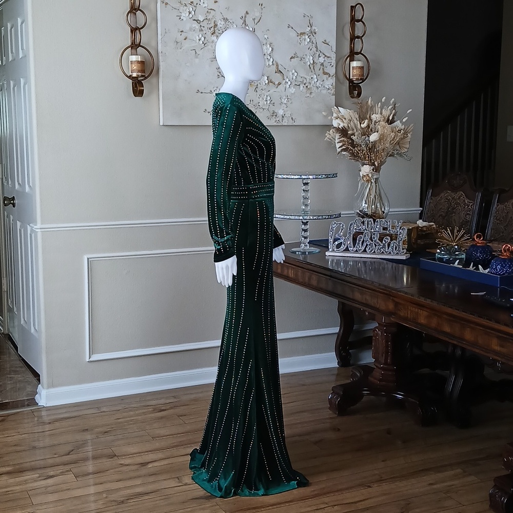 Windsor Elegant Emerald Green Beaded  V-Neck Long Sleeve Evening Gown. Size S - Picture 13 of 17